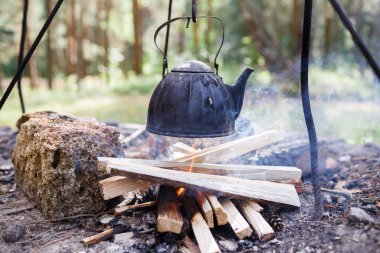 Çaydanlık, ormandaki ocakta ısınıyor.