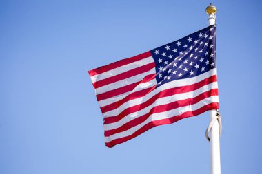 Mavi gökyüzünün arkaplanına karşı Amerika 'nın sembolü