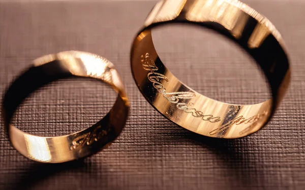 Gold Wedding Rings Newlyweds Engraving Close Rings Table Macro Shooting — Stock Photo, Image