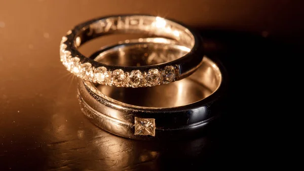 Anéis Casamento Recém Casados Ouro Branco Com Pedras Preciosas Estão — Fotografia de Stock