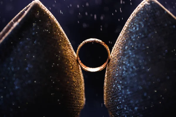 Anel Casamento Ouro Entre Sapatos Casamento Elegantes Com Seixos Anel — Fotografia de Stock