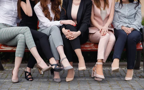 Chicas Con Piernas Largas Pantalones Clásicos Camisas Blancas Zapatos Tacón — Foto de Stock