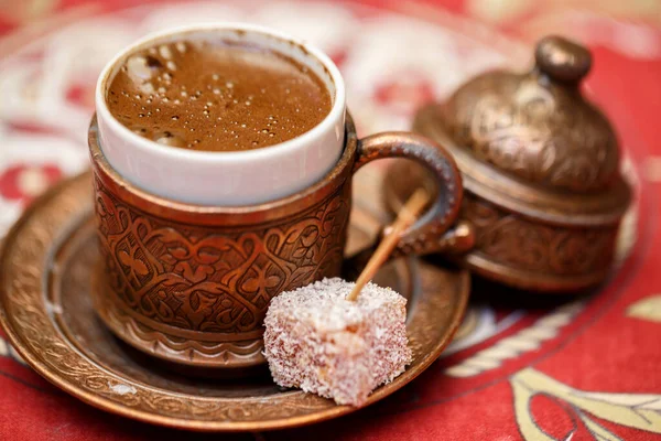 Sterke Turkse Koffie Een Koperen Schaal Met Patronen — Stockfoto