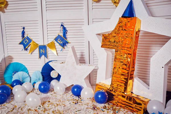 小さな男の子の誕生日のためにフォトゾーンに金のスパンコールで飾られた大きな数1 赤ちゃんの最初の休日 子供のパーティーのための装飾 — ストック写真