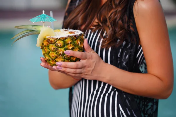 Cold Summer Cocktail Half Pineapple Straw Hands Tanned Brunette Girl — Stock Photo, Image