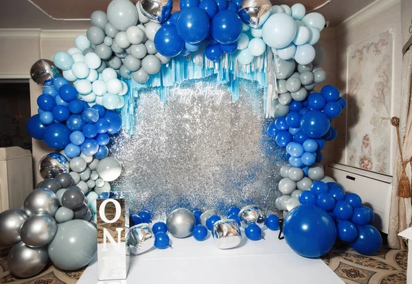青とスチール色の風船とネオンレタリングで男の子の誕生日のための大きな豪華な銀の写真ブース — ストック写真
