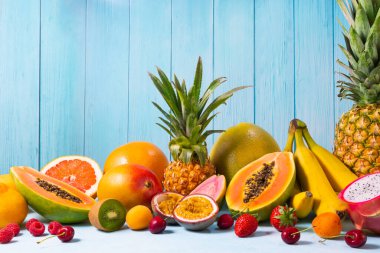 Masada taze meyve ve böğürtlen çeşitleri var. Yaz sağlıklı yeme konsepti. Yemek dolu bir hayat..