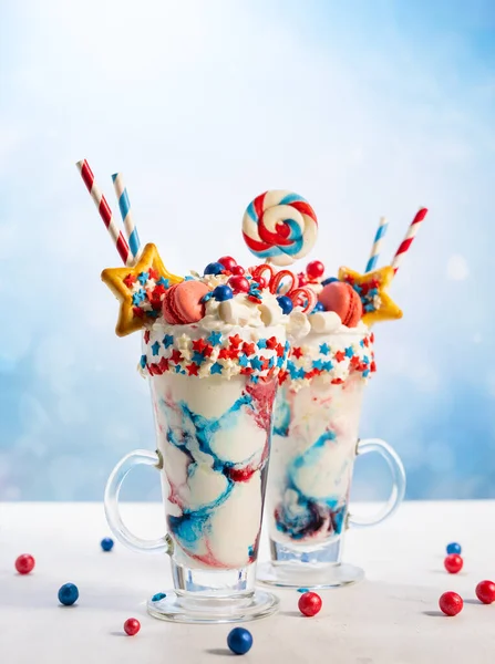 아이스크림 색깔있는 유리에 정신나간 쉐이크 디저트 애국적 이상적 쉐이크 — 스톡 사진