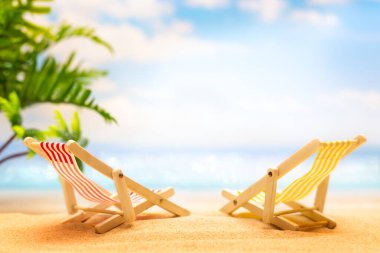 Yaz rahatlama konsepti. Güneşli tropikal plajlar, dinlenme yeri ve palmiye ağaçları. Yaz tatili geçmişi