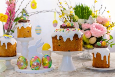 Bayramlık Paskalya sofrası. Paskalya pastası, Paskalya yumurtası, çiçek aranjmanı ve tatil için ev dekorasyonu..