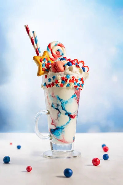 아이스크림 색깔있는 유리에 정신나간 쉐이크 디저트 애국적 이상적 쉐이크 — 스톡 사진