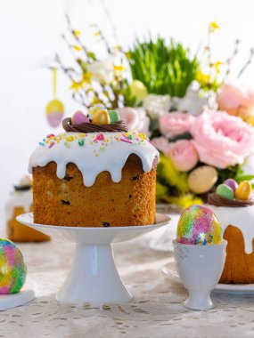 Bayramlık Paskalya sofrası. Paskalya pastası, Paskalya yumurtası, çiçek aranjmanı ve tatil için ev dekorasyonu..