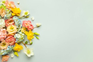 Pastel arka planda bahar çiçekleri ve metin için fotokopi alanı olan tatil konsepti. Düz uzanma deseni.