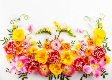 Çiçek kompozisyon oh beyaz arka plan bahar çiçekleri ile. Paskalya kavramı kopya spase ile. Düz yatıyordu, en iyi görünümü.