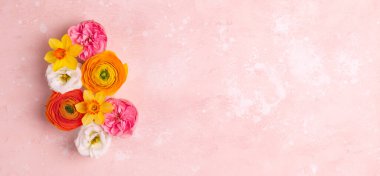 Pastel pembe arka planda bahar çiçekleri ve metin için fotokopi alanı olan tatil konsepti. Düz uzanma deseni.