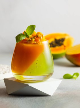Egzotik meyveli yaz tatlısı. Mango, papaya, tutku meyvesi ve cam içinde kivi jölesi..