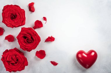 Kırmızı gül ve kalp vintage beyaz-gri arka plan üzerinde. Sevgililer günü için festival kavram. Kopya alanı ile üstten görünüm.