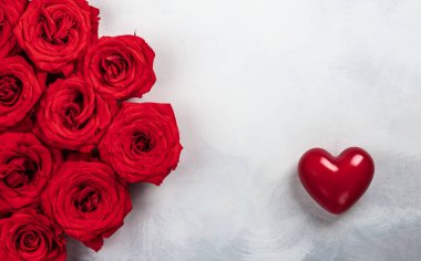 Kırmızı gül ve kalp vintage beyaz-gri arka plan üzerinde. Sevgililer günü için festival kavram. Kopya alanı ile üstten görünüm.