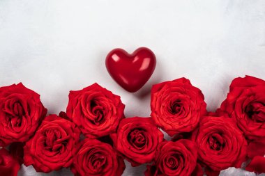 Kırmızı gül ve kalp vintage beyaz-gri arka plan üzerinde. Sevgililer günü için festival kavram. Kopya alanı ile üstten görünüm.