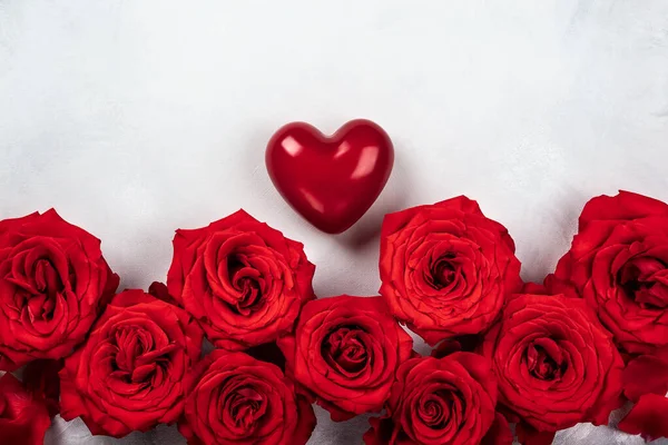 Kırmızı gül ve kalp vintage beyaz-gri arka plan üzerinde. Sevgililer günü için festival kavram. Kopya alanı ile üstten görünüm.