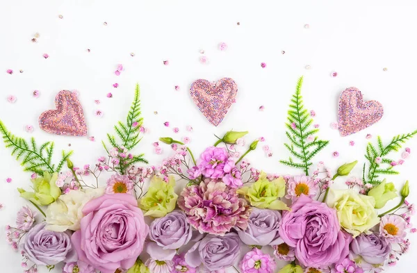 Beyaz zemin üzerine güzel çiçekler. Festival çiçek konsepti ile metin için temiz yer. Üstten görünüm.