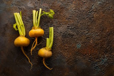 Dokulu arka planda organik sarı şalgam. Sonbahar kök sebze hasadı. Sağlıklı gıda kavramı.