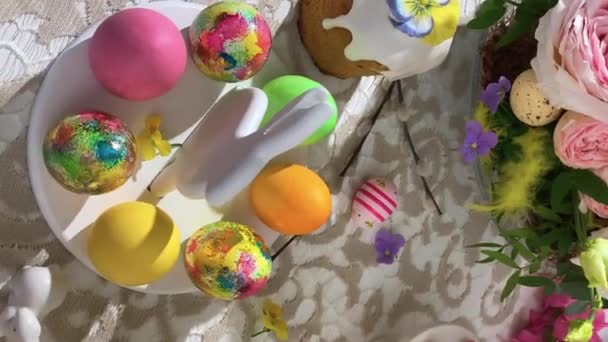 垂直的观点 复活节餐桌的布置 复活节蛋糕 复活节彩蛋 花卉布置和家居装饰 动作缓慢 图库视频片段
