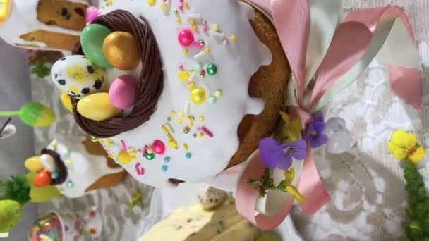 Widok Pionowy Świąteczny Stół Wielkanocny Ciasto Wielkanocne Pisanki Aranżacje Kwiatów Wideo Stockowe