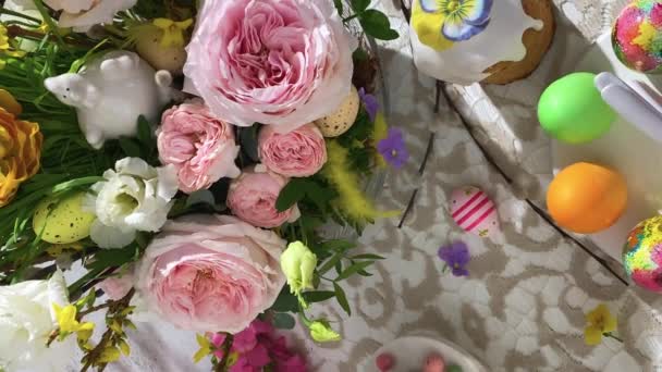 垂直的观点 复活节餐桌的布置 复活节蛋糕 复活节彩蛋 花卉布置和家居装饰 动作缓慢 免版税图库视频片段