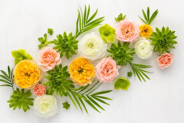 Σύνθεση Όμορφα Λουλούδια Παχύφυτα Και Φύλλα Ανοιχτό Φόντο Διάταξη Λουλουδιών — Φωτογραφία Αρχείου