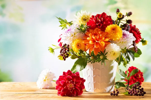 秋天的静谧与花园的花朵 木制桌子上花瓶里的秋天美丽的花束 五彩缤纷的大丽花 菊花和浆果 — 图库照片