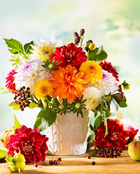 秋はまだ庭の花と生活 木製のテーブルの上に花瓶の美しい秋の花束 カラフルなダリア ベリー — ストック写真