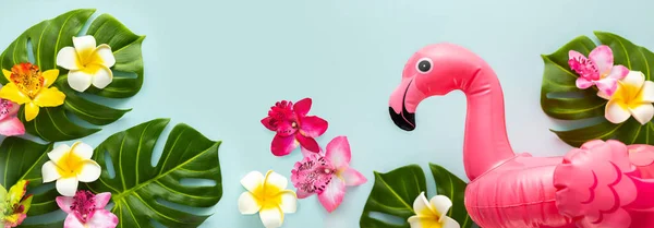 Rosafarbener Flamingo Tropische Blattmonstera Und Orchideenblüten Auf Hellem Hintergrund Sommer — Stockfoto