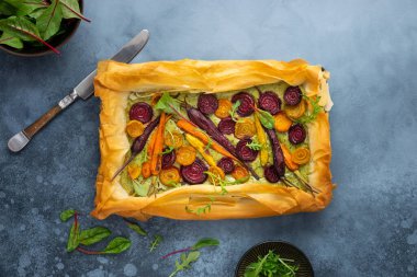 Havuç ve pancar turtası, soslu ve fileto hamurlu. Tuzlu sebze pişirme. Ev yapımı vejetaryen yemekleri..