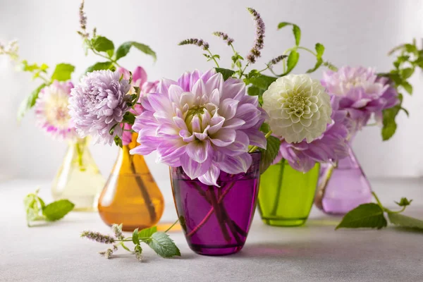 Masadaki Renkli Vazolarda Çiçek Buketleriyle Sonbahar Sakin Bir Hayattır Için — Stok fotoğraf