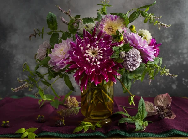 Вскрыть Красивые Садовые Цветы Вазе Далия Астер Хризантема — стоковое фото