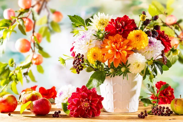 秋天的静谧与花园的花朵 花瓶里的秋天芬芳 木制桌子上的苹果和浆果 五颜六色的大丽花和菊花 — 图库照片