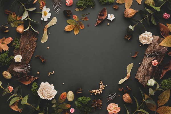 Herbst Winter Konzept Mit Getrockneten Blumen Und Blättern Eukalyptuszweigen Baumrinde — Stockfoto