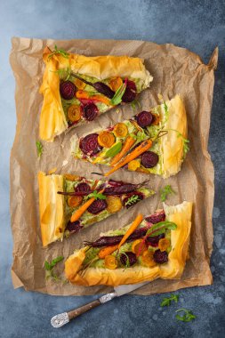 Havuç ve pancar turtası, soslu ve fileto hamurlu. Tuzlu sebze pişirme. Ev yapımı vejetaryen yemekleri..