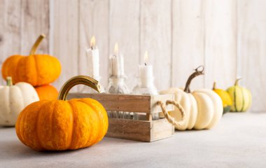 Balkabakları ve mumlarla dolu bir sonbahar. Şükran Günü ya da Cadılar Bayramı konsepti..