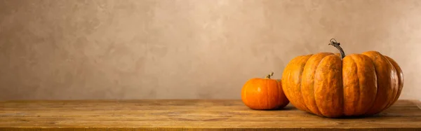 Stillleben Verschiedener Art Kürbis Auf Einem Holztisch Konzept Herbsternte Lebensmittel — Stockfoto