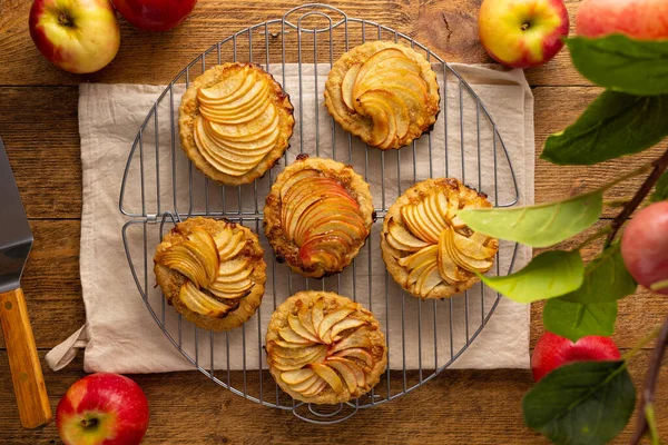 Mini Apfelkuchen Törtchen Mit Walnuss Auf Holztisch Leckeres Dessert Für — Stockfoto