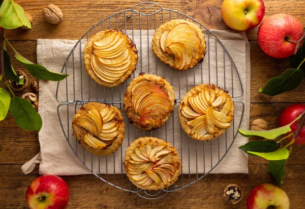 Mini Tartelettes Aux Pommes Avec Noix Sur Table Bois Délicieux — Photo