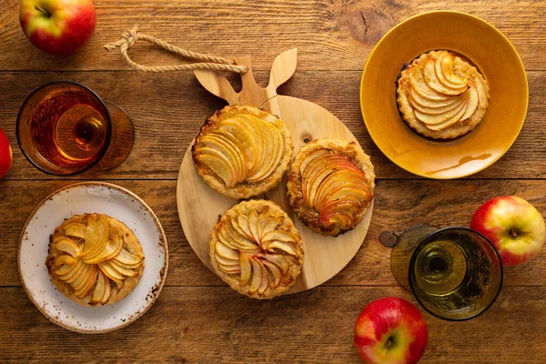 Tahta Masada Cevizli Mini Elmalı Turtalar Sonbahar Kış Yemeği Için — Stok fotoğraf