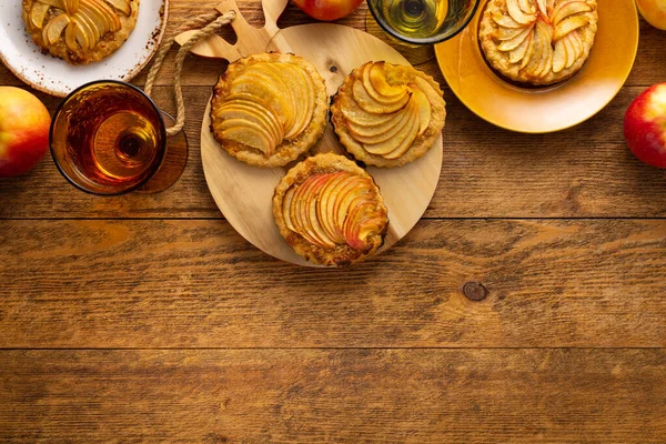 Mini Tartaletas Tarta Manzana Con Nuez Sobre Mesa Madera Delicioso —  Fotos de Stock