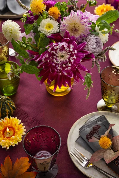Şükran Günü Için Şenlik Masası Sonbahar Süslemeleri Tabaklar Çok Renkli — Stok fotoğraf