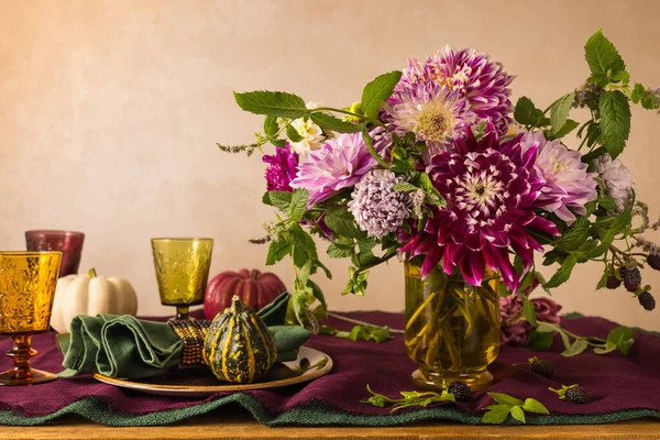 Feestelijke Tafelschikking Voor Thanksgiving Dag Herfst Decoraties Borden Multicolor Glazen — Stockfoto