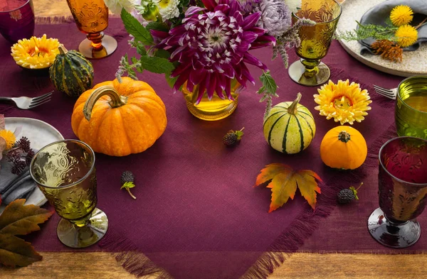 Накрытие Праздничного Стола День Благодарения Осенние Украшения Тарелки Разноцветные Стаканы — стоковое фото