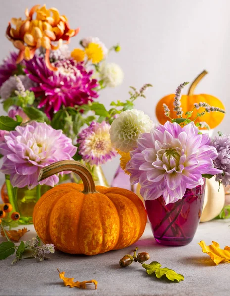 秋天依旧生机勃勃 桌上放着一束花 还有白色和橙色的南瓜 秋季家居装饰 — 图库照片