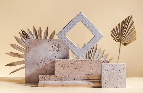 Abstraktní Moderní Zátiší Přírodní Materiály Složení Palmových Listů Travertinu Betonových — Stock fotografie